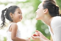 Cha mẹ thay đổi cách nói năng để dạy con lịch sự và suy nghĩ tích cực
